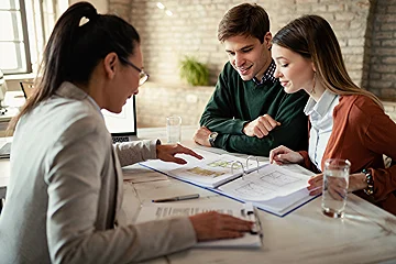 Mann Og Dame Blir Presentert Tilstandsrapport