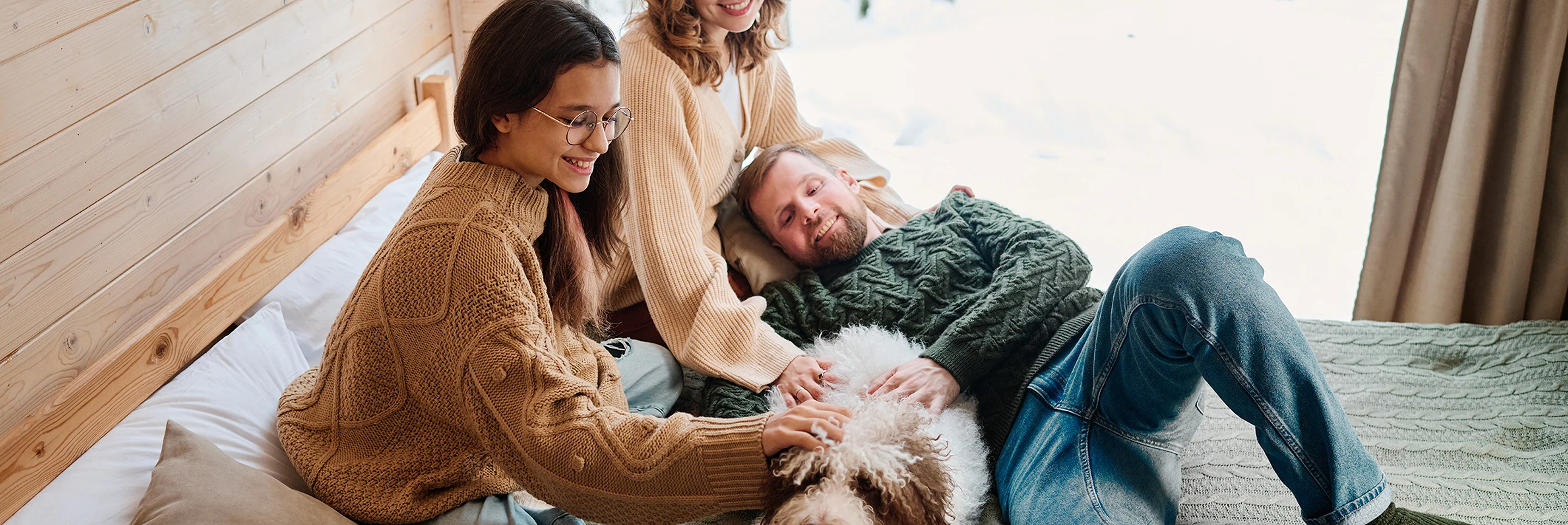 3 Gode Venner Og En Hund I Ny Bolig
