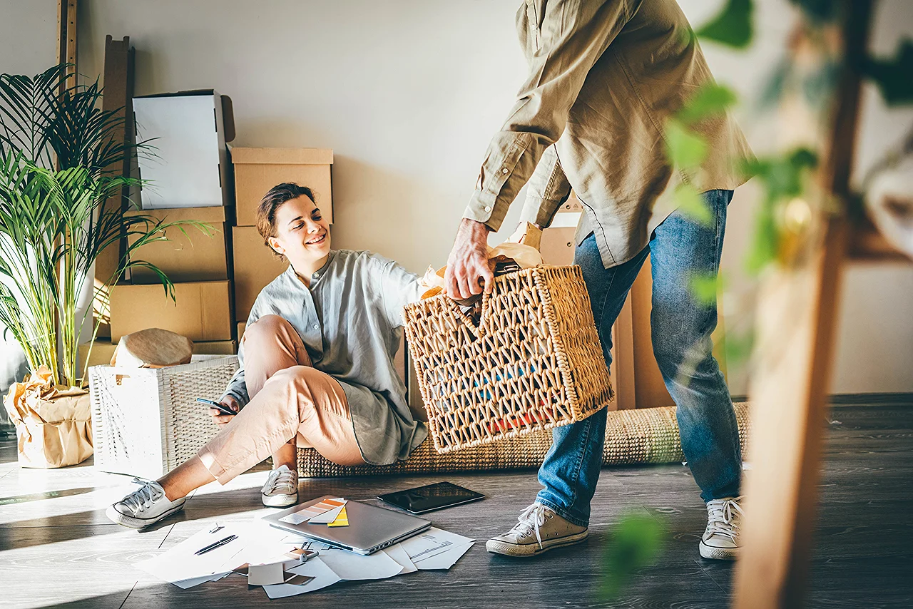 Mann Og Dame Flytter Inn I Nytt Hus